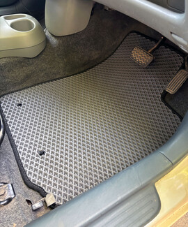 Коврики на Toyota Vitz I 1998 - 2005 в Барнауле Коврики на Toyota Vitz I 1998 - 2005 в Барнауле