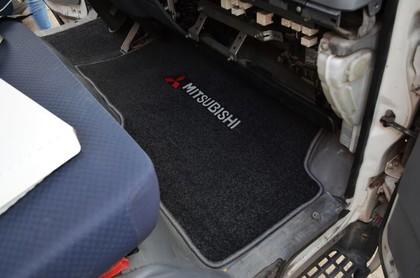 Ворсовые коврики на Mitsubishi Fuso Canter VII широкая кабина 2002 - 2017 в Барнауле