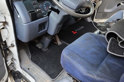 Ворсовые коврики на Mitsubishi Fuso Canter VII широкая кабина 2002 - 2017 в Барнауле